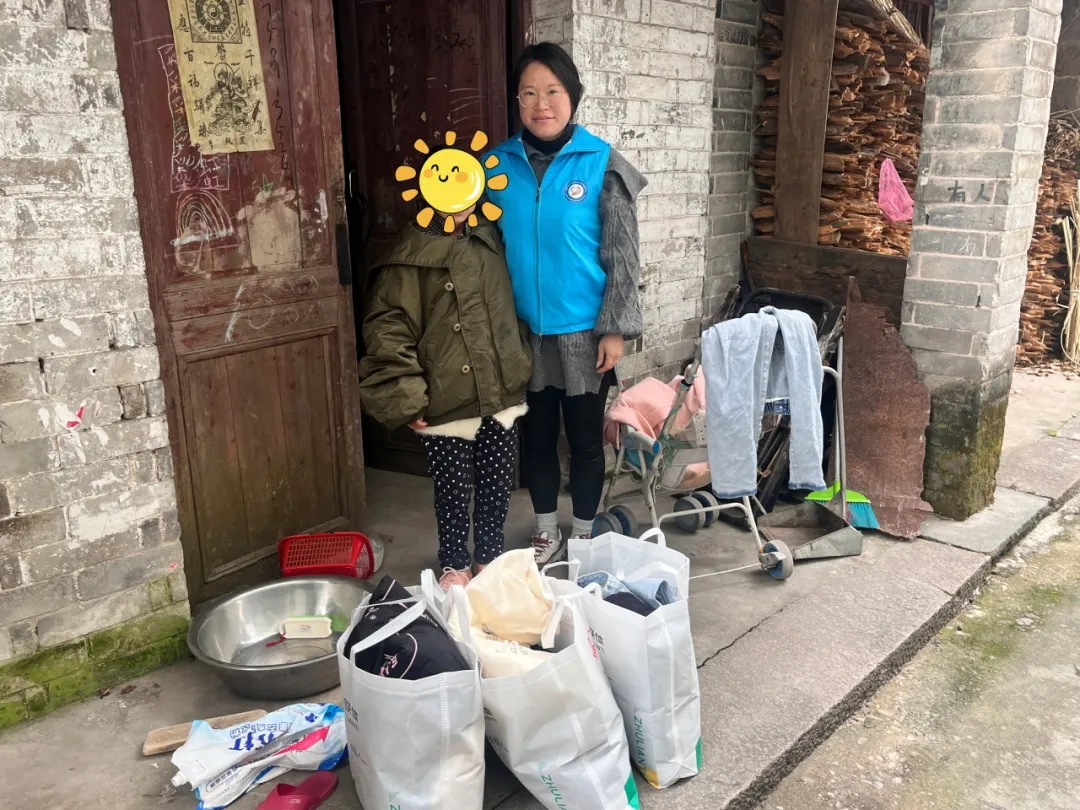龍西鄉(xiāng)社工站攜手民賽電氣沈總舉辦了“向善而行，衣舊暖心“舊衣捐贈(zèng)活動(dòng)，