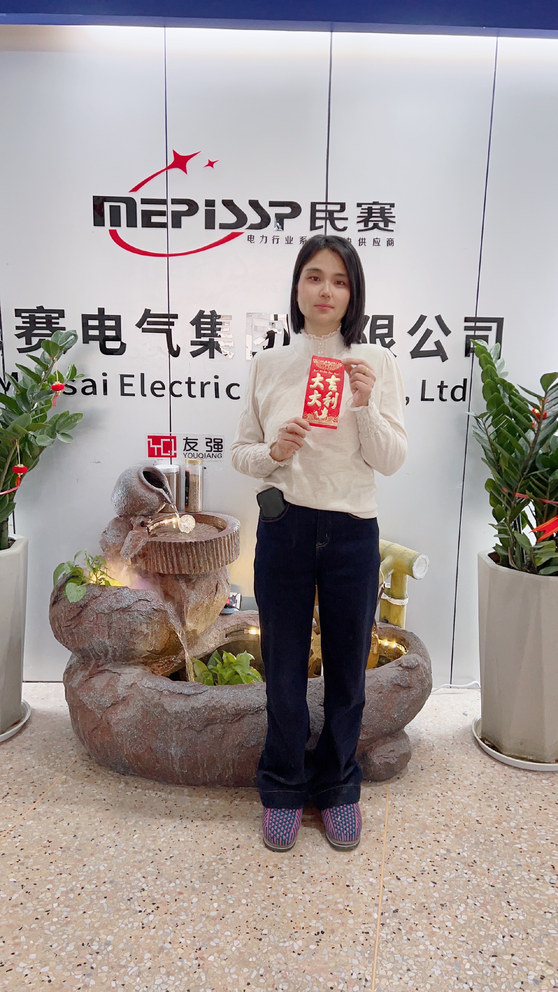 兩位倉(cāng)管兢兢業(yè)業(yè)，用心完成客戶交代的每一份托福，經(jīng)常工作到忘我的狀態(tài)，今日是他倆的生日，愿身體健康，家庭幸福，開(kāi)心快樂(lè)。