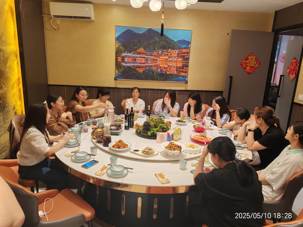 公司**員工完成業(yè)績目標(biāo)聚餐慶祝